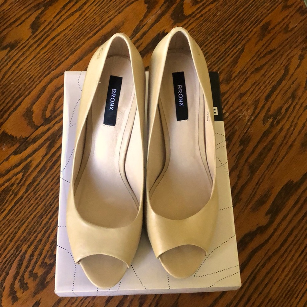 Bronx Joplin peak toe heels in beige and wood tone